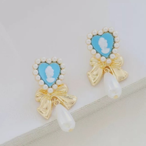 💎NEW💎 VINTAGE CAMEO BAROQUE PEARL EARRING - Picture 5 of 8